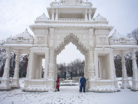 Ворота при въезде в Индуисткий храм. Чикаго, CША