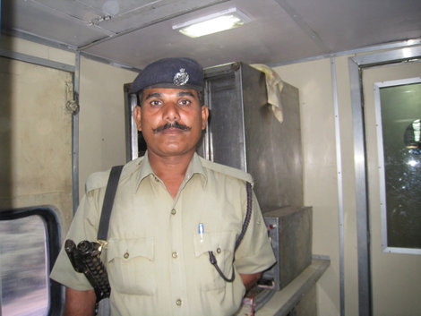 Охранник в поезде «Шатабди-Экспресс» на маршруте Агра – Гвалиор. Индия