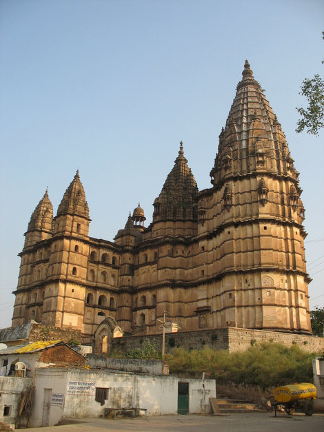 Орчха.
Храм  Чатарбхудж 
(Chaturbhuj Temple Индия