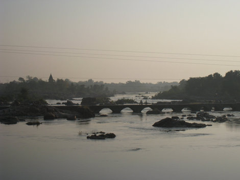 Утро. Вид на реку Бетва из отеля «Orchha Resort» Индия