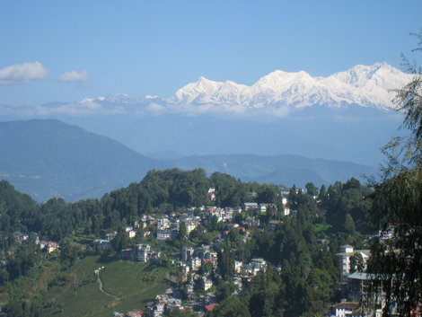 Вид на Дарджилинг с балкона отеля Himalayan Resort Индия