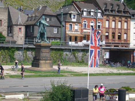 Это памятник Блюхеру, но не советскому маршалу Василию Блюхеру, а прусскому фельмаршалу Блюхеру Гебхарду Леберехту,сражавшемуся с армией Наполеона. Бинген-на-Рейне, Германия
