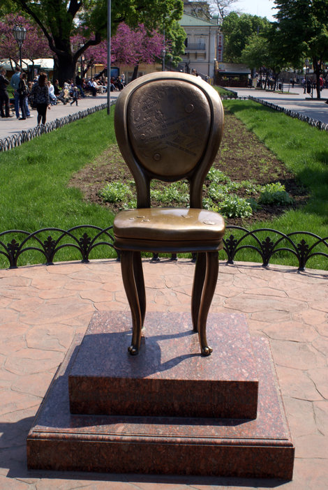 Бронзовый стул. Один из легендарных 12 стульев Ильфа и Петрова Одесса, Украина