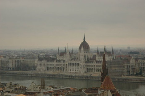 Вид на Парламент с Рыбацкого бастиона – визитная карточка Будапешта. Будапешт, Венгрия