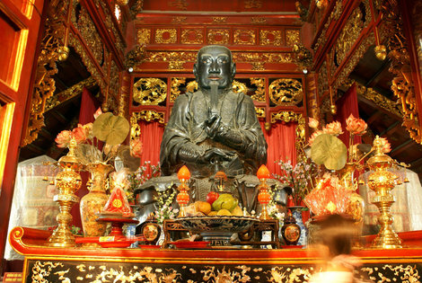 Бронзовый идол на алтаре Ханой, Вьетнам
