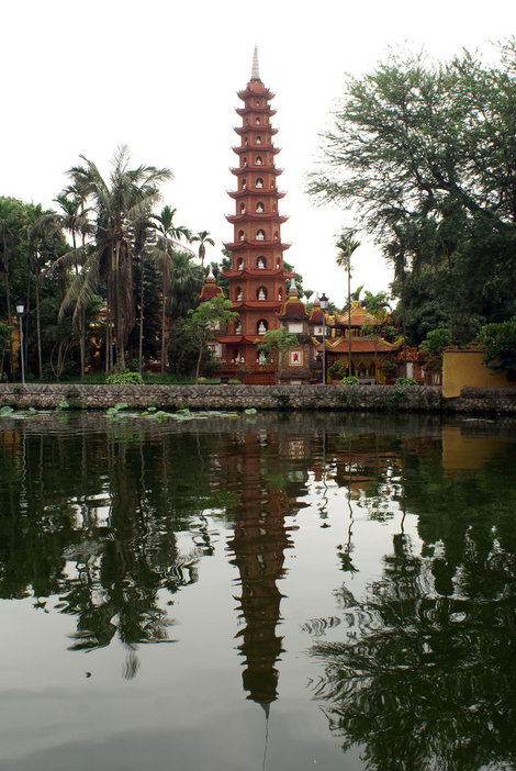 Пагода на берегу пруда Ханой, Вьетнам