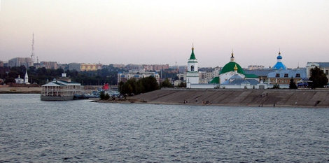 Выход из залива и Чебоксарского порта. Вид на Троицкий монастырь. Чебоксары, Россия