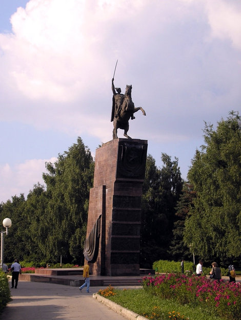 Памятник командиру Красной Армии, участнику Первой мировой и Гражданской войн — Василию Чапаеву в сквере Чапаева, который родился в дер. Будайка, на месте которой и находятся современные Чебоксары.
