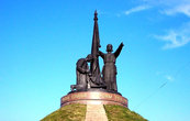 Монумент Воинам Отечественной войны у Вечного огня в мемориальном парке Победа, который находится в очень живописном и красивом районе Чебоксар.