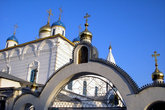 Ворота и купола Введенского кафедрального собора.
Интересно, что в советское время собор не закрывался и продолжал служить.