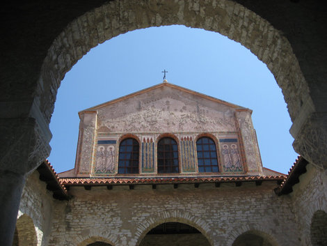 Главная достопримечательность Пореча — базилика с мозаикой чуть ли не 12 века. Рядом с ней есть музей — этой самой мозаики и смотровая башня. Истрия, Хорватия