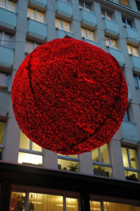 Огромный красный шар. Вена, Австрия