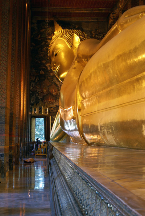 Гигантский лежащий Будда в храме Ват По. Бангкок, Таиланд