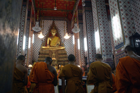 Молитва в храме Арун Бангкок, Таиланд