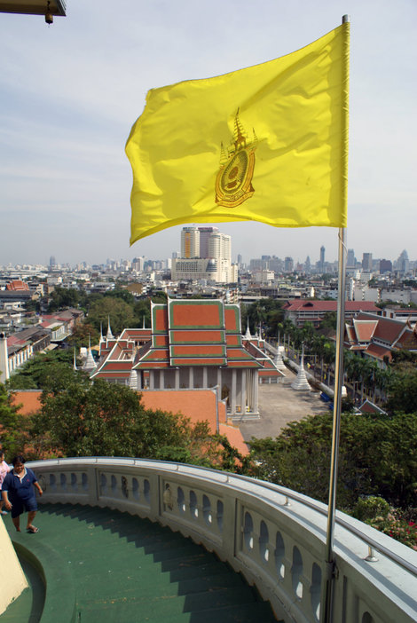 Желтый флаг Буддистской Сангхи (монашеская братия). Бангкок, Таиланд