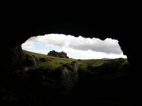 На острове много различных пещер и гротов. Первые европейцы отмечали, что местные 