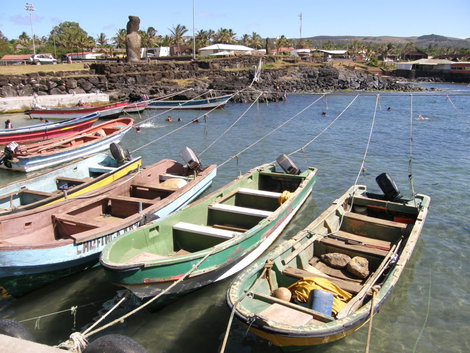 Лодки рыбаков. Остров Пасхи, Чили