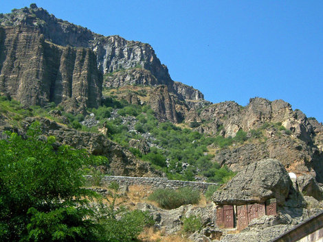 Хачкары, вырезанные в скалах Гегард, Армения