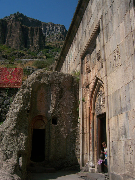 Вход в главную церковь монастыря