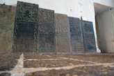 Плиты у стены храма Святого Павла