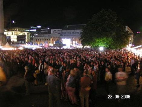 Десятки тысяч человек пришли поддержать команды Штутгарт, Германия