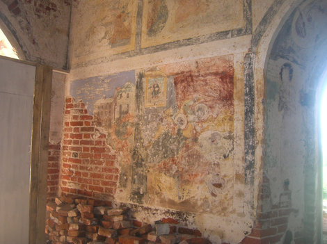 Частично сохранившиеся фрески