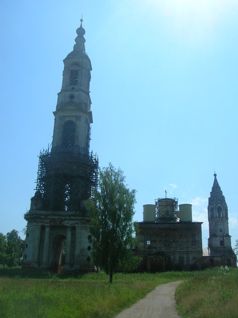 Колокольня и восстанавливаемая церковь со звонницей в Поречье Ростов, Россия