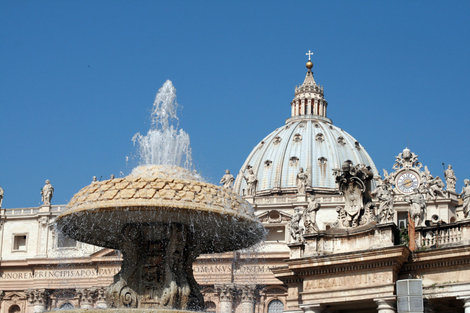 купол Собора Святого Петра и фонтан на площади — схожесть форм Ватикан (столица), Ватикан