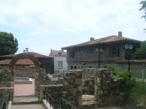 Античные руины в окружении староболгарских домов Созополь, Болгария