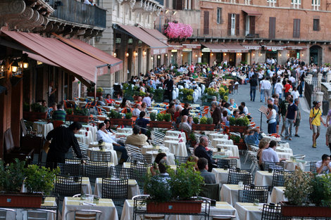вереница ресторанов на пьяцца дель Кампо Сиена, Италия