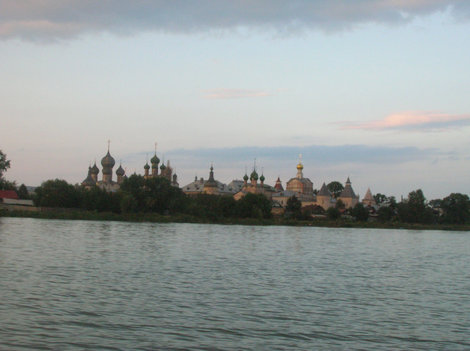 Кремль с озера во всей красе Ростов, Россия