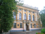 Гимназия (да и ныне школа). Этого здания не миновать по дороге к кремлю от вокзала