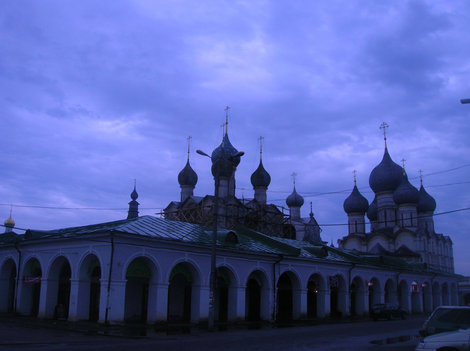 Торговые ряды возле кремля. Справа за ними Успенский собор, слева — Спас на Торгу Ростов, Россия