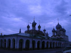 Торговые ряды возле кремля. Справа за ними Успенский собор, слева — Спас на Торгу