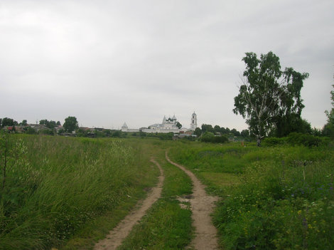 Дорога к монастырю мимо городского кладбища (справа) с Черниговской часовней (не видна) Переславль-Залесский, Россия