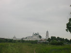 Вид на монастырь с тропинки