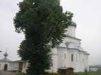 Благовещенская церковь со стороны апсиды (алтарной части). В левом углу в отдалении часовня Столп