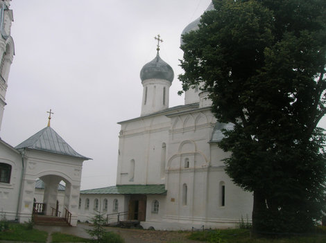 Никитский собор и фрагмент Благовещенской церкви (слева) Переславль-Залесский, Россия