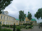 Благовещенская церковь и келейный корпус (слева)