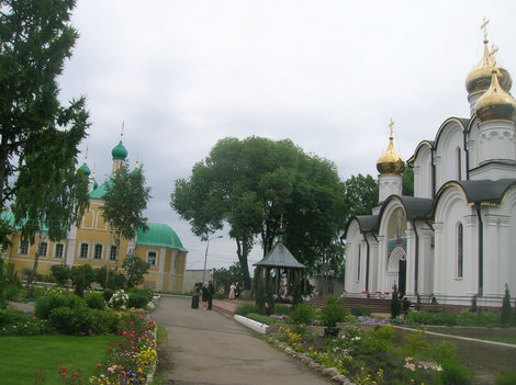 Слева Благовещенская церковь, справа Никольский собор Переславль-Залесский, Россия