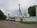 Ворота обители. На заднем плане Смоленско-Корнилиевская церковь