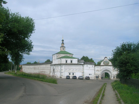 Вид монастыря по дороге с улицы Московской Переславль-Залесский, Россия