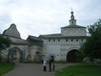 Слева Проездные врата (вход в музей), справа Святые врата с Никольской надвратной церковью и домом привратника