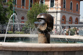 фонтан перед зданием вокзала в Пизе