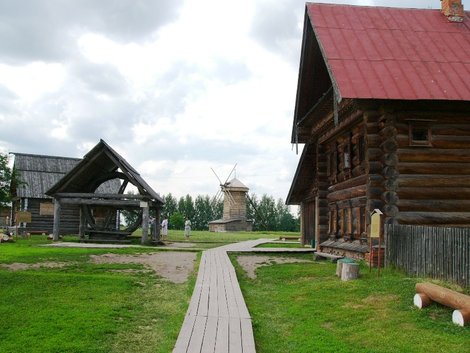 Справа — дом зажиточного крестьянина. Суздаль, Россия
