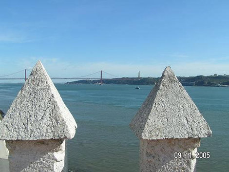 Мост соединяет два берега Тежу Лиссабон, Португалия