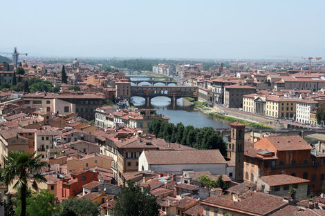 вид на реку Арно со смотровой Микеланджело Флоренция, Италия
