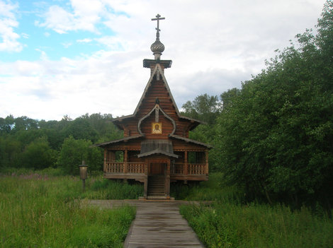 Деревянная церковь на подходе к водопаду Сергиев Посад, Россия