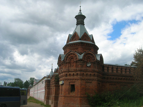 Стена скита, угловая башня и келейный корпус Сергиев Посад, Россия