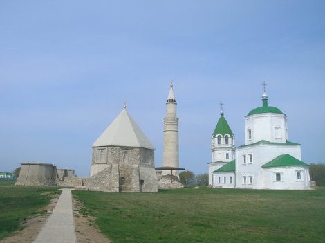 Церковь соседствует с минаретом — почти как в Казанском кремле. Внутри, впрочем, музейная экспозиция